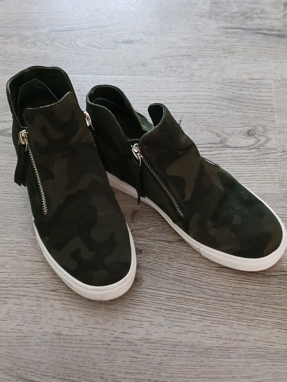 Steve Madden Olive Green Camo Slip-On Sneakers with Silver-Tone Zippers 7.5M